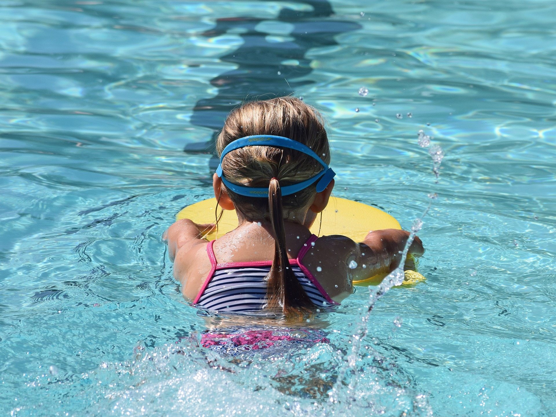 girl_brett_young-swimmer-2494904_1920